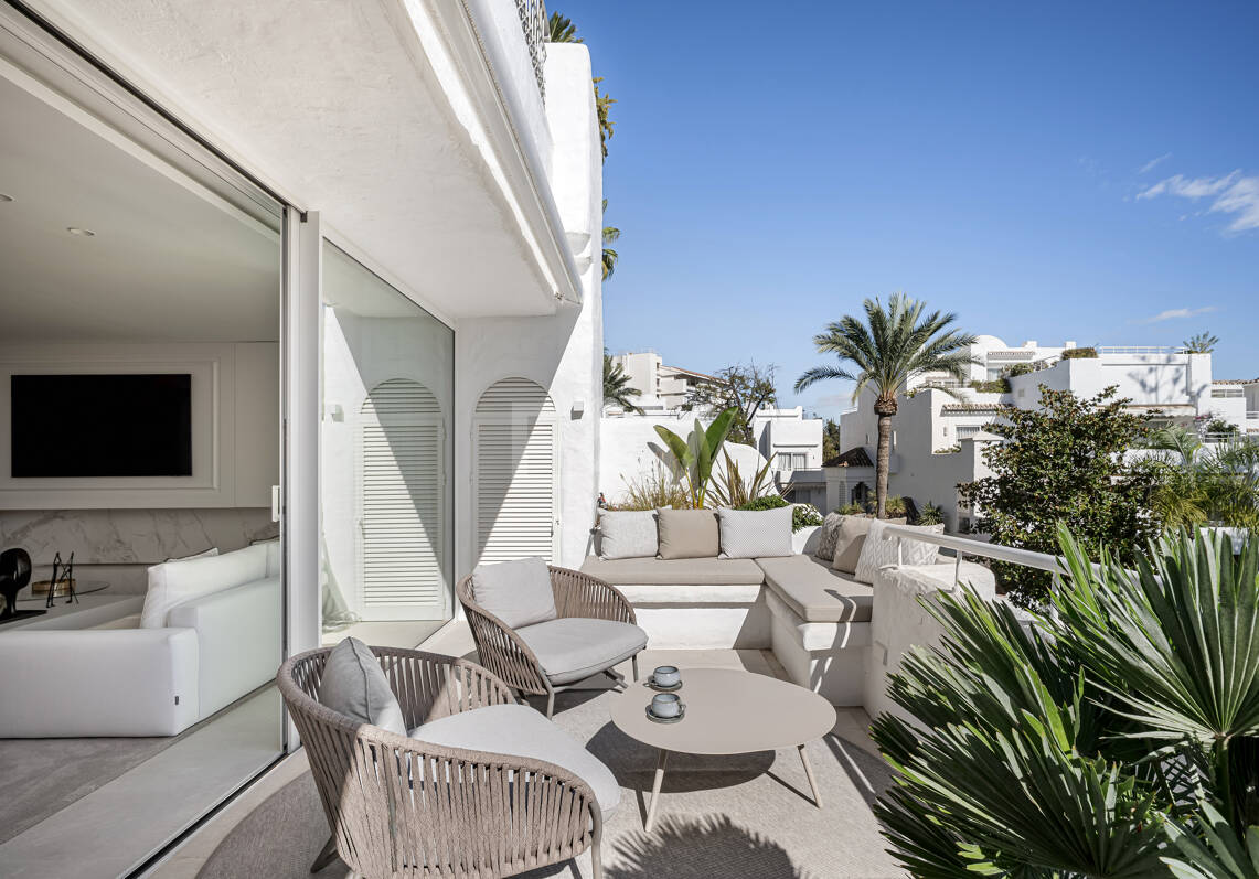Elegancki Frontline Beach Penthouse na Golden Mile Marbelli z bezpośrednim dostępem do plaży