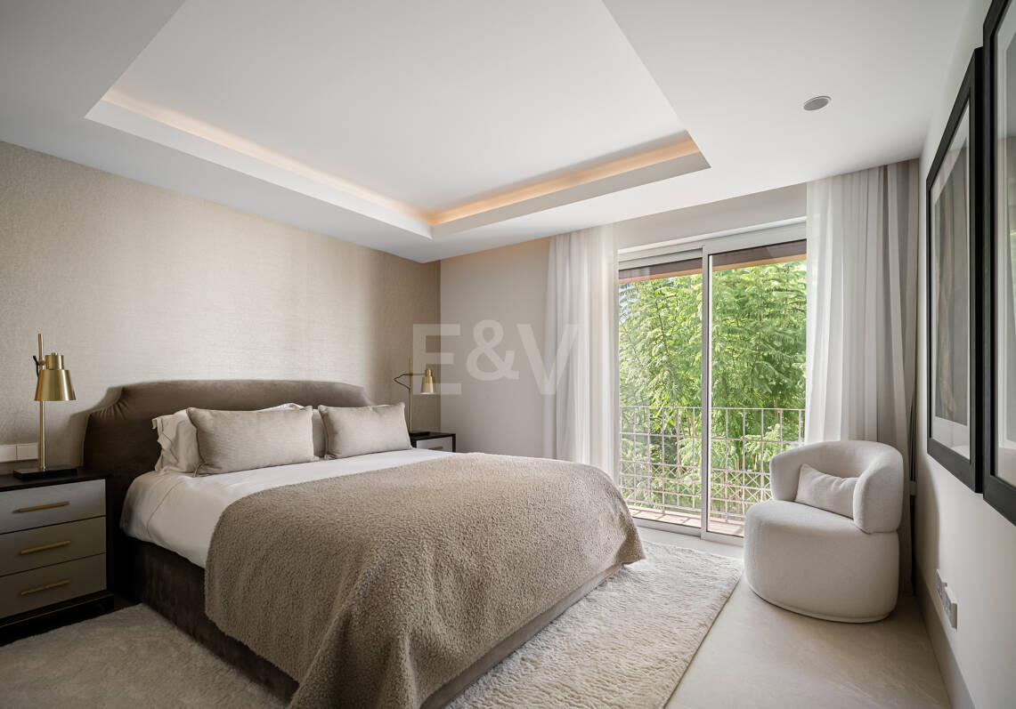 Elegancki Frontline Beach Penthouse na Golden Mile Marbelli z bezpośrednim dostępem do plaży
