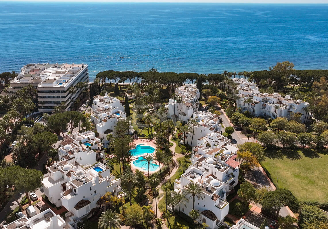 Elegancki Frontline Beach Penthouse na Golden Mile Marbelli z bezpośrednim dostępem do plaży