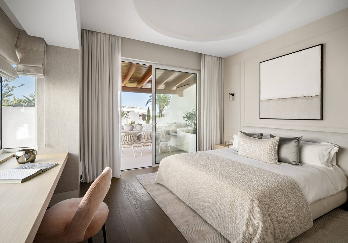 Elegancki Frontline Beach Penthouse na Golden Mile Marbelli z bezpośrednim dostępem do plaży