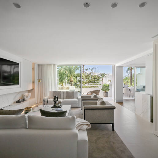 Elegante ático duplex en primera línea de playa en la Milla de Oro de Marbella a escasos pasos del mar