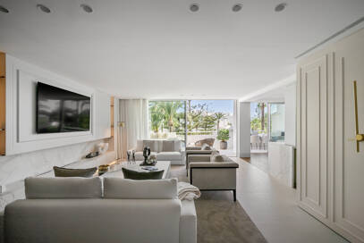 Elegante ático duplex en primera línea de playa en la Milla de Oro de Marbella a escasos pasos del mar