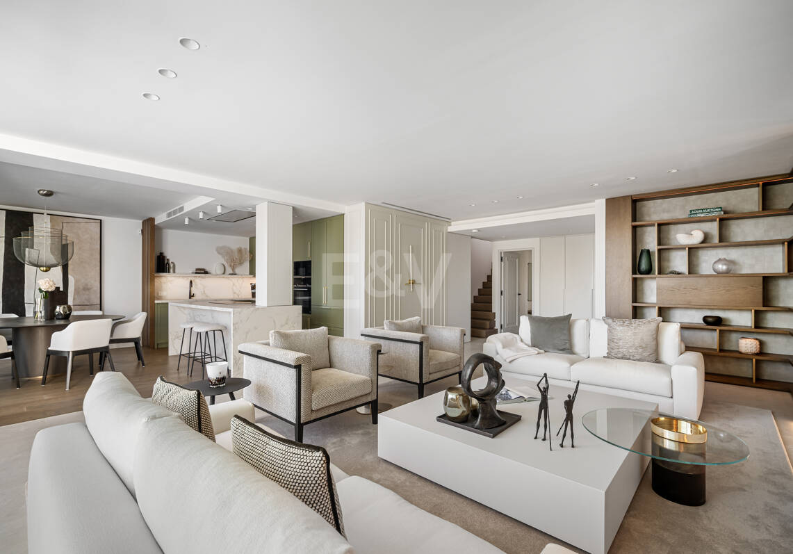 Elegancki Frontline Beach Penthouse na Golden Mile Marbelli z bezpośrednim dostępem do plaży
