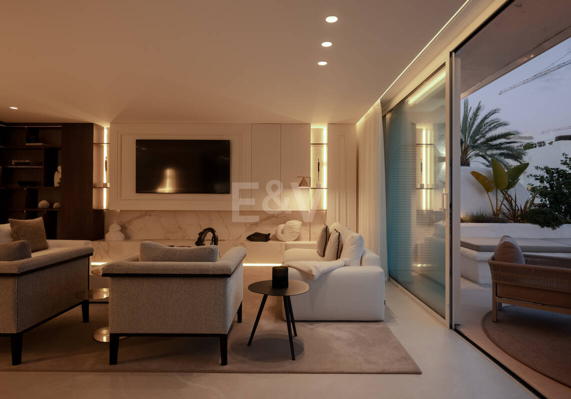 Elegancki Frontline Beach Penthouse na Golden Mile Marbelli z bezpośrednim dostępem do plaży