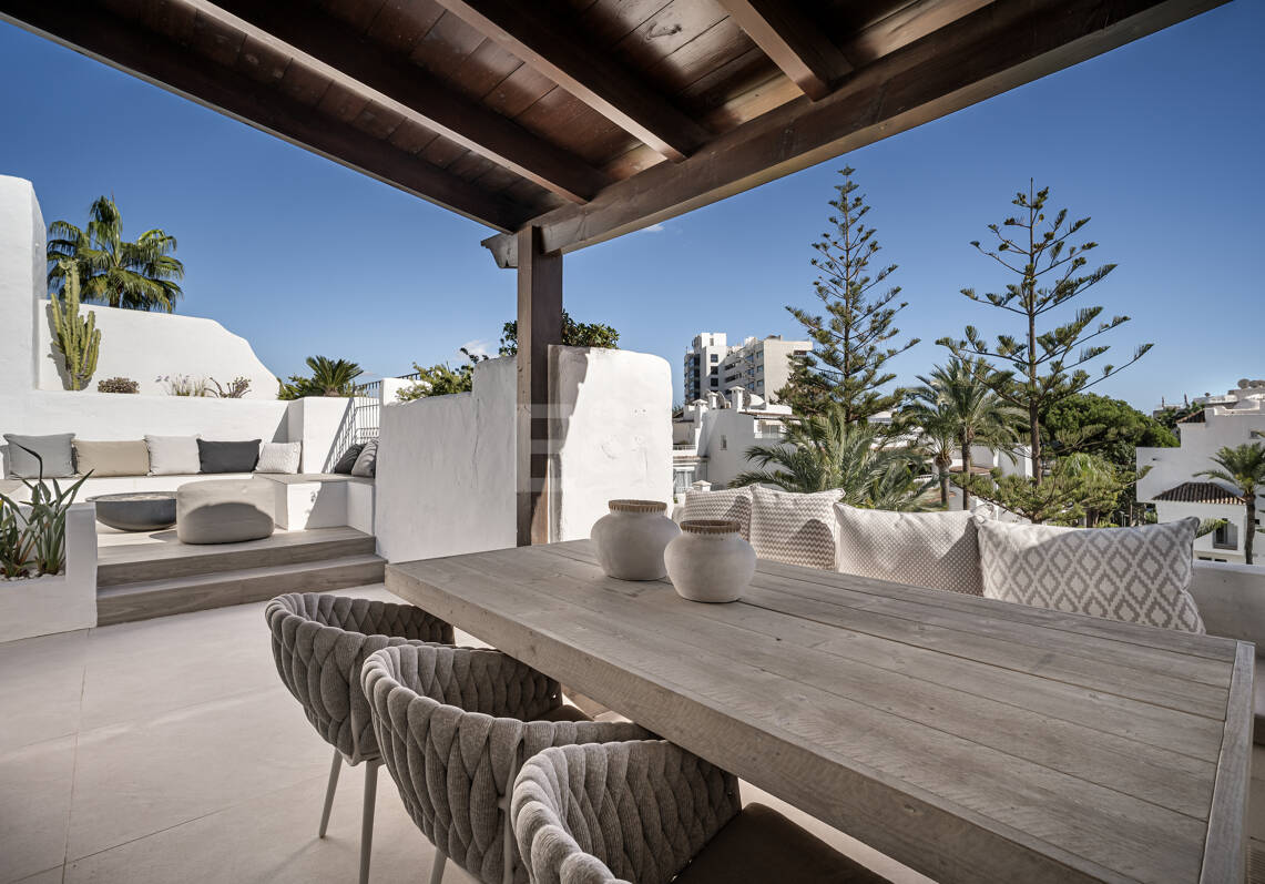 Elegancki Frontline Beach Penthouse na Golden Mile Marbelli z bezpośrednim dostępem do plaży