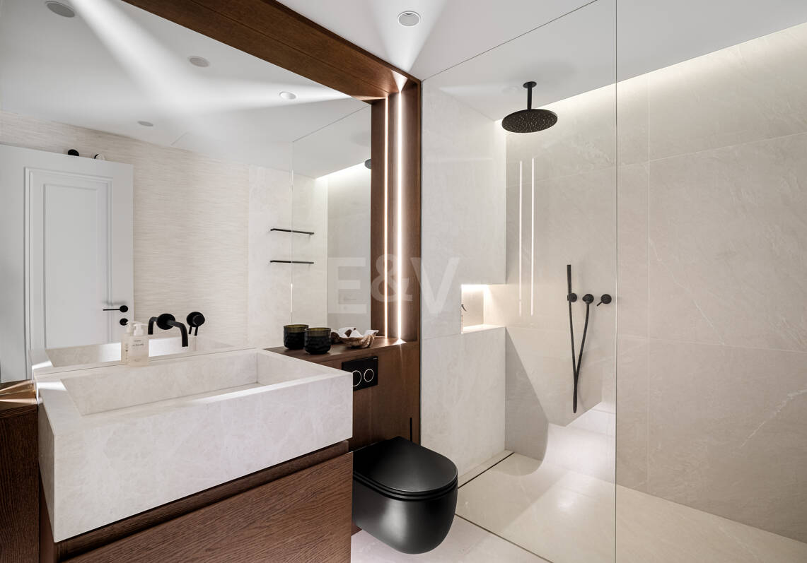 Elegancki Frontline Beach Penthouse na Golden Mile Marbelli z bezpośrednim dostępem do plaży