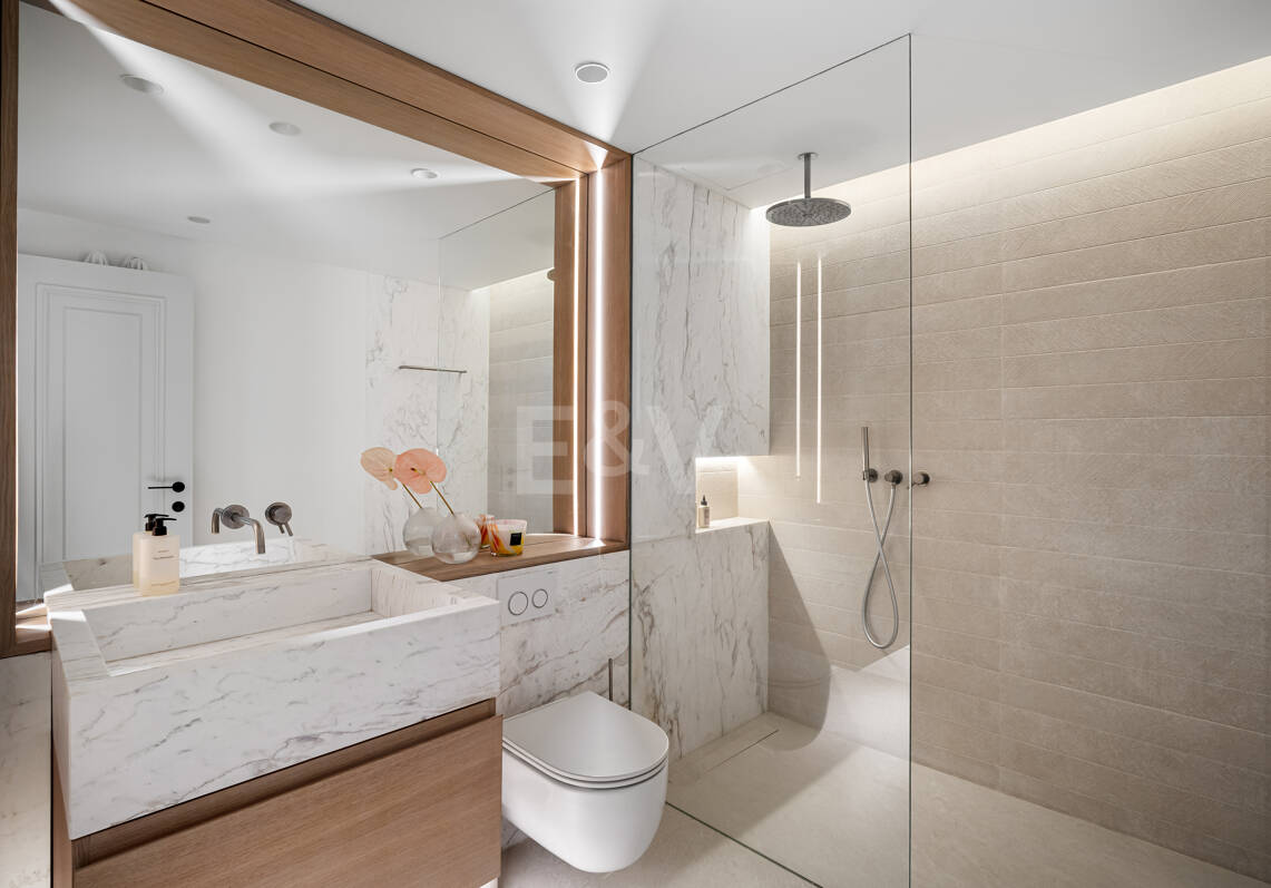 Elegancki Frontline Beach Penthouse na Golden Mile Marbelli z bezpośrednim dostępem do plaży