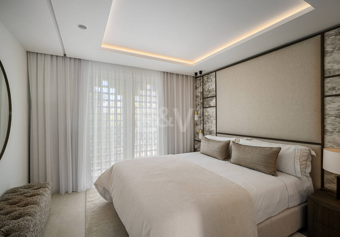 Elegancki Frontline Beach Penthouse na Golden Mile Marbelli z bezpośrednim dostępem do plaży