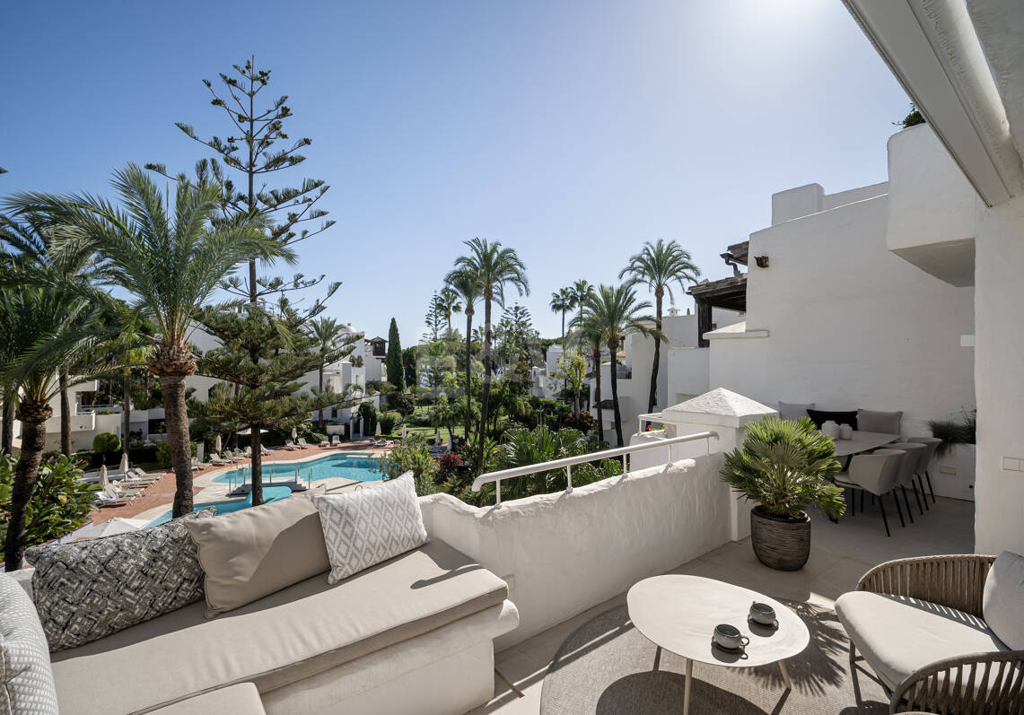 Elegancki Frontline Beach Penthouse na Golden Mile Marbelli z bezpośrednim dostępem do plaży