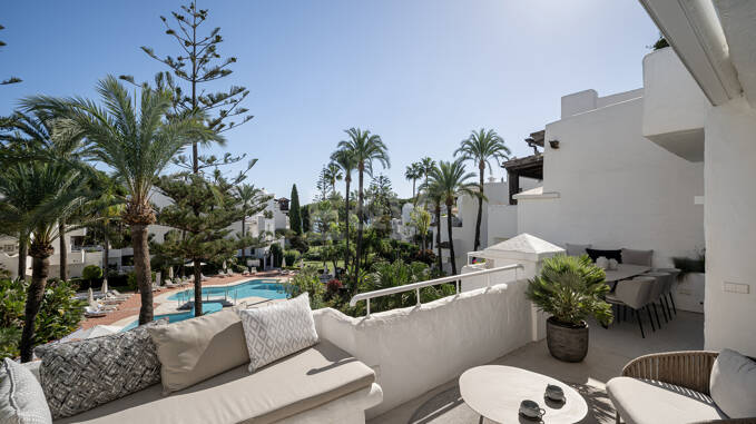 Elegant Frontline Beach Penthouse på Marbellas Golden Mile med Direct Beach Access