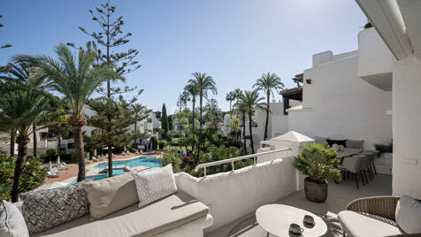 Elegant Frontline Beach Penthouse på Marbellas Golden Mile med Direct Beach Access