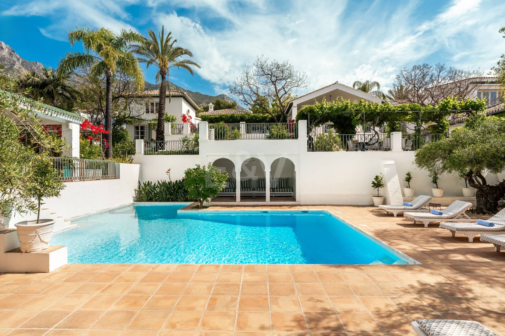 Exclusiva villa de lujo en Sierra Blanca con arquitectura colonial y vistas al mar Mediterráneo