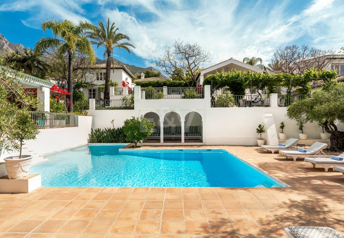 Exclusiva villa de lujo en Sierra Blanca con arquitectura colonial y vistas al mar Mediterráneo