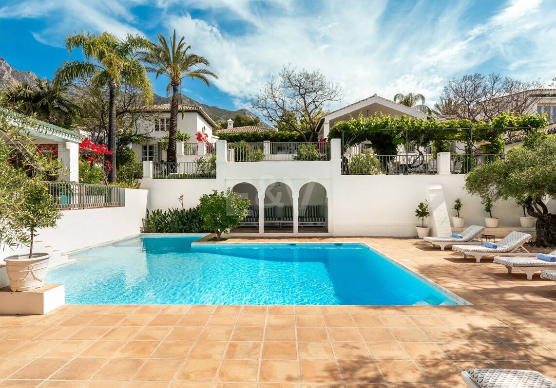 Villa de luxe exclusive en Sierra Blanca avec architecture coloniale et vue mer Méditerranée