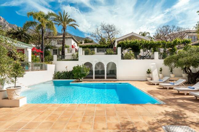 Exclusiva villa de lujo en Sierra Blanca con arquitectura colonial y vistas al mar Mediterráneo