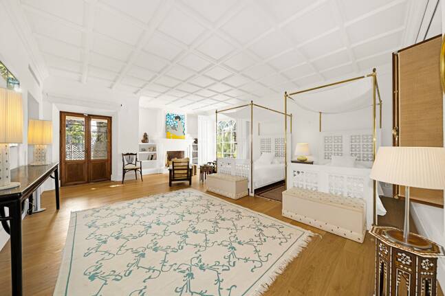 Exclusiva villa de lujo en Sierra Blanca con arquitectura colonial y vistas al mar Mediterráneo
