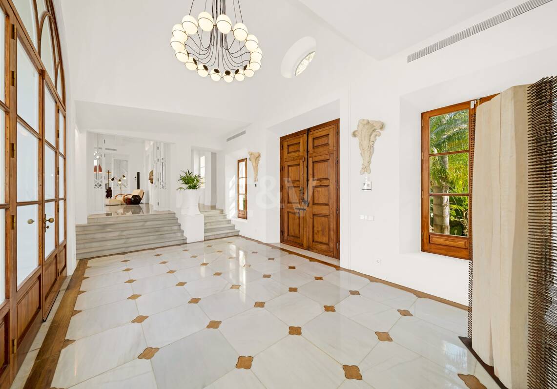Villa de luxe exclusive en Sierra Blanca avec architecture coloniale et vue mer Méditerranée