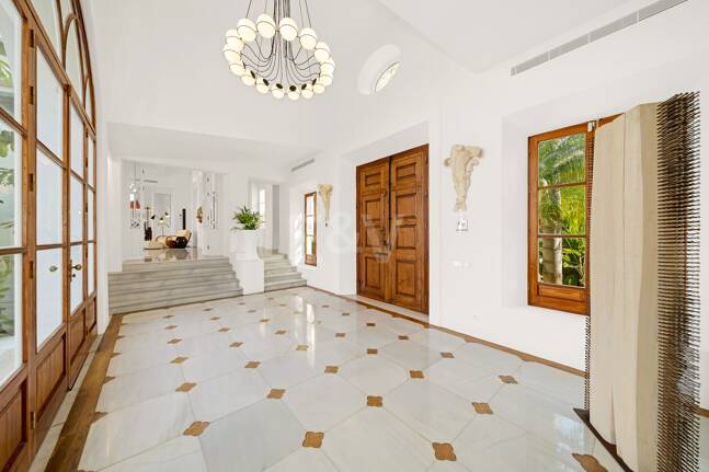 Exclusiva villa de lujo en Sierra Blanca con arquitectura colonial y vistas al mar Mediterráneo