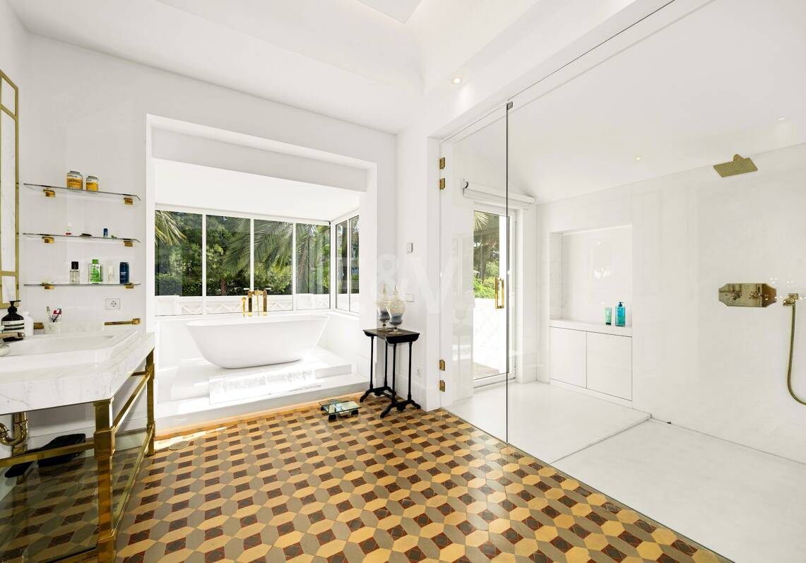 Villa de luxe exclusive en Sierra Blanca avec architecture coloniale et vue mer Méditerranée