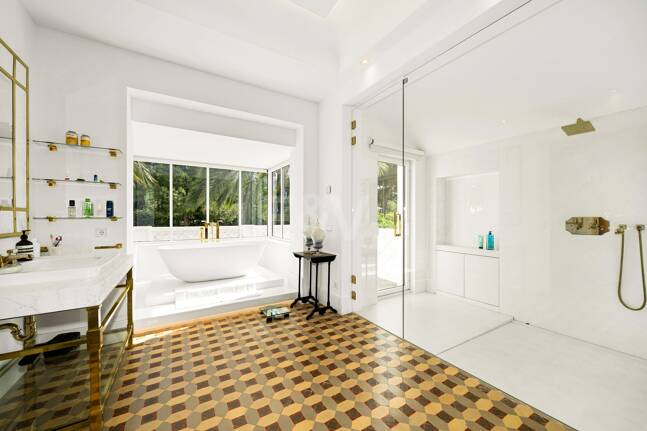 Exclusiva villa de lujo en Sierra Blanca con arquitectura colonial y vistas al mar Mediterráneo