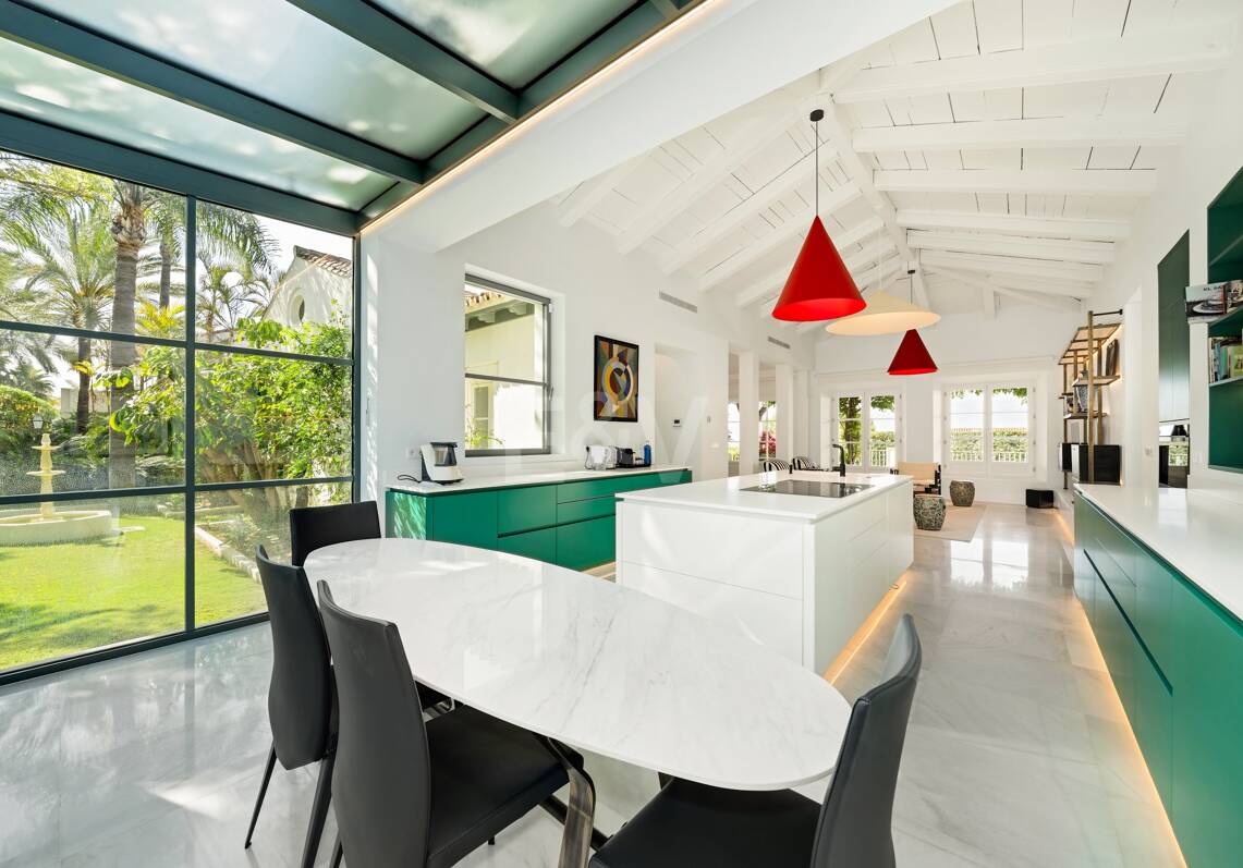 Villa de luxe exclusive en Sierra Blanca avec architecture coloniale et vue mer Méditerranée