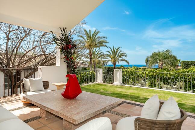 Exclusiva villa de lujo en Sierra Blanca con arquitectura colonial y vistas al mar Mediterráneo