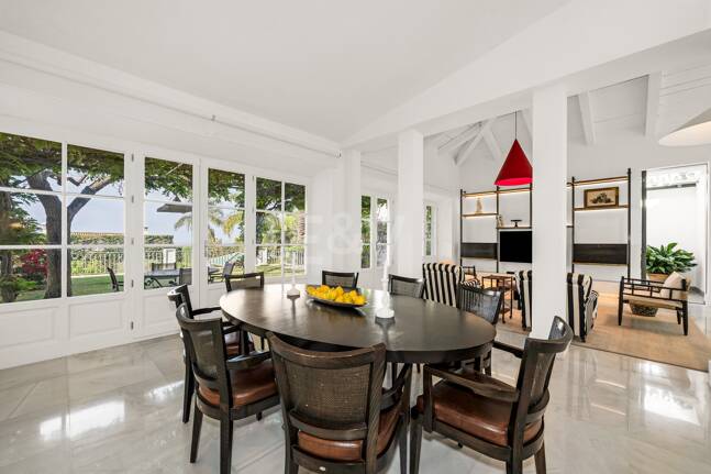 Exclusiva villa de lujo en Sierra Blanca con arquitectura colonial y vistas al mar Mediterráneo