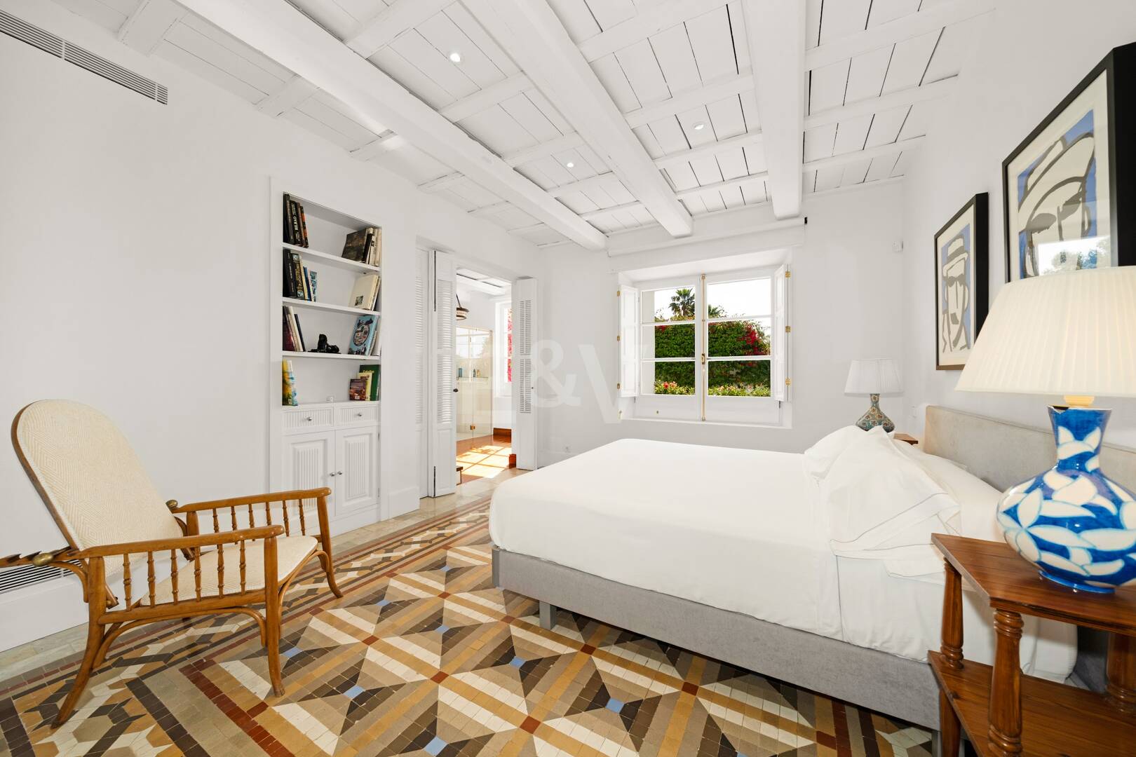 Exclusiva villa de lujo en Sierra Blanca con arquitectura colonial y vistas al mar Mediterráneo