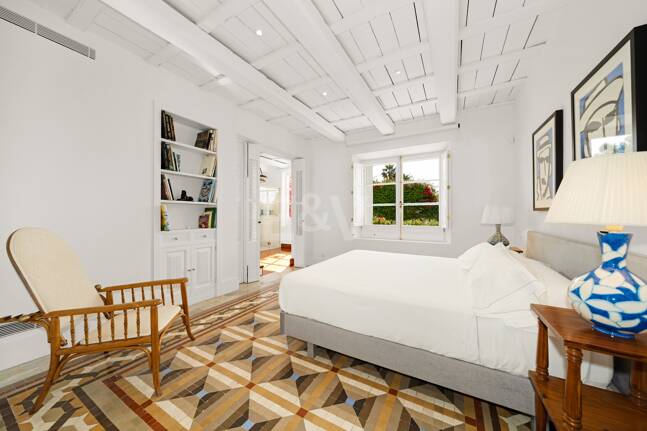 Exclusiva villa de lujo en Sierra Blanca con arquitectura colonial y vistas al mar Mediterráneo