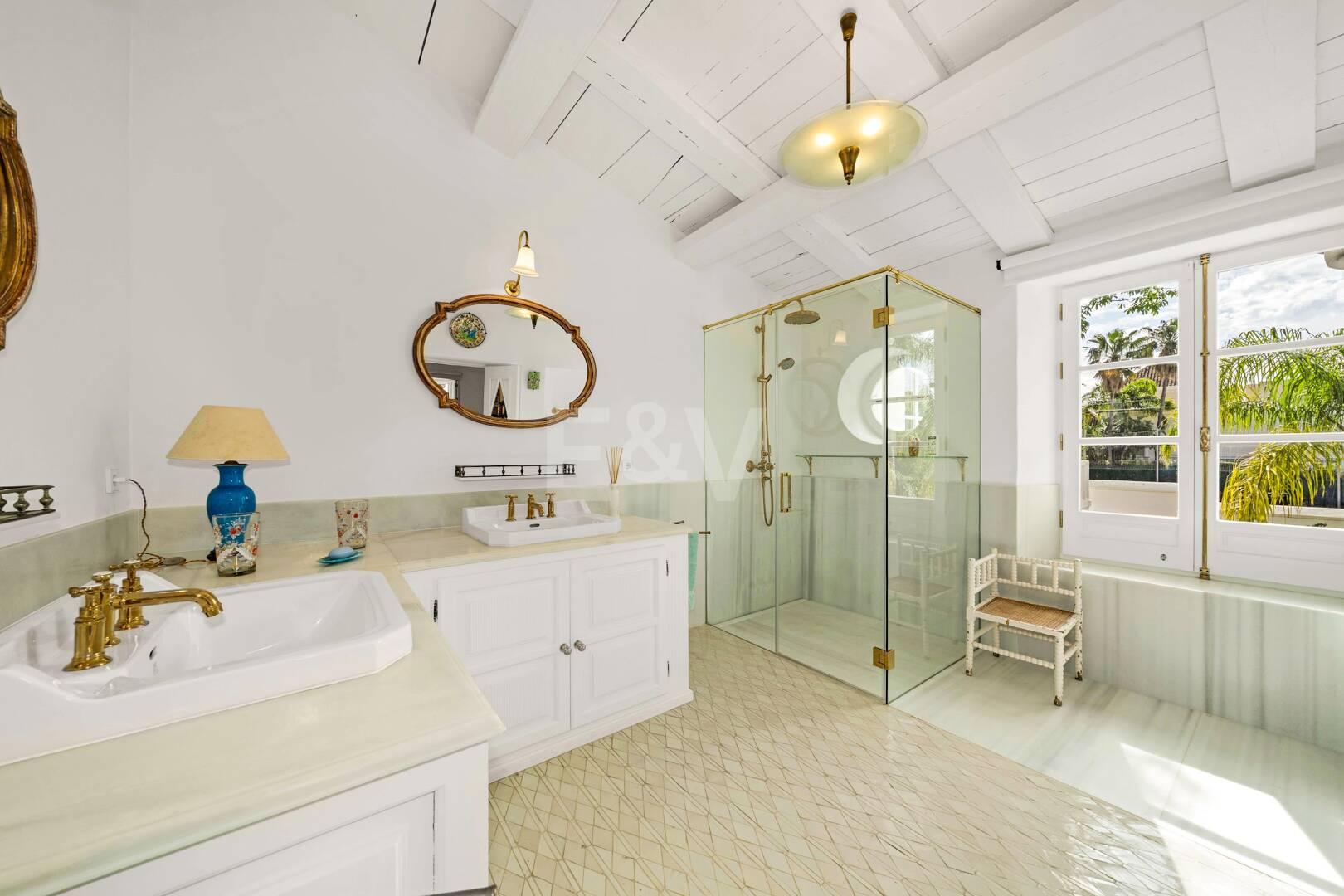 Exclusiva villa de lujo en Sierra Blanca con arquitectura colonial y vistas al mar Mediterráneo
