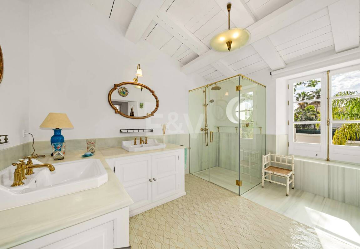 Exclusiva villa de lujo en Sierra Blanca con arquitectura colonial y vistas al mar Mediterráneo