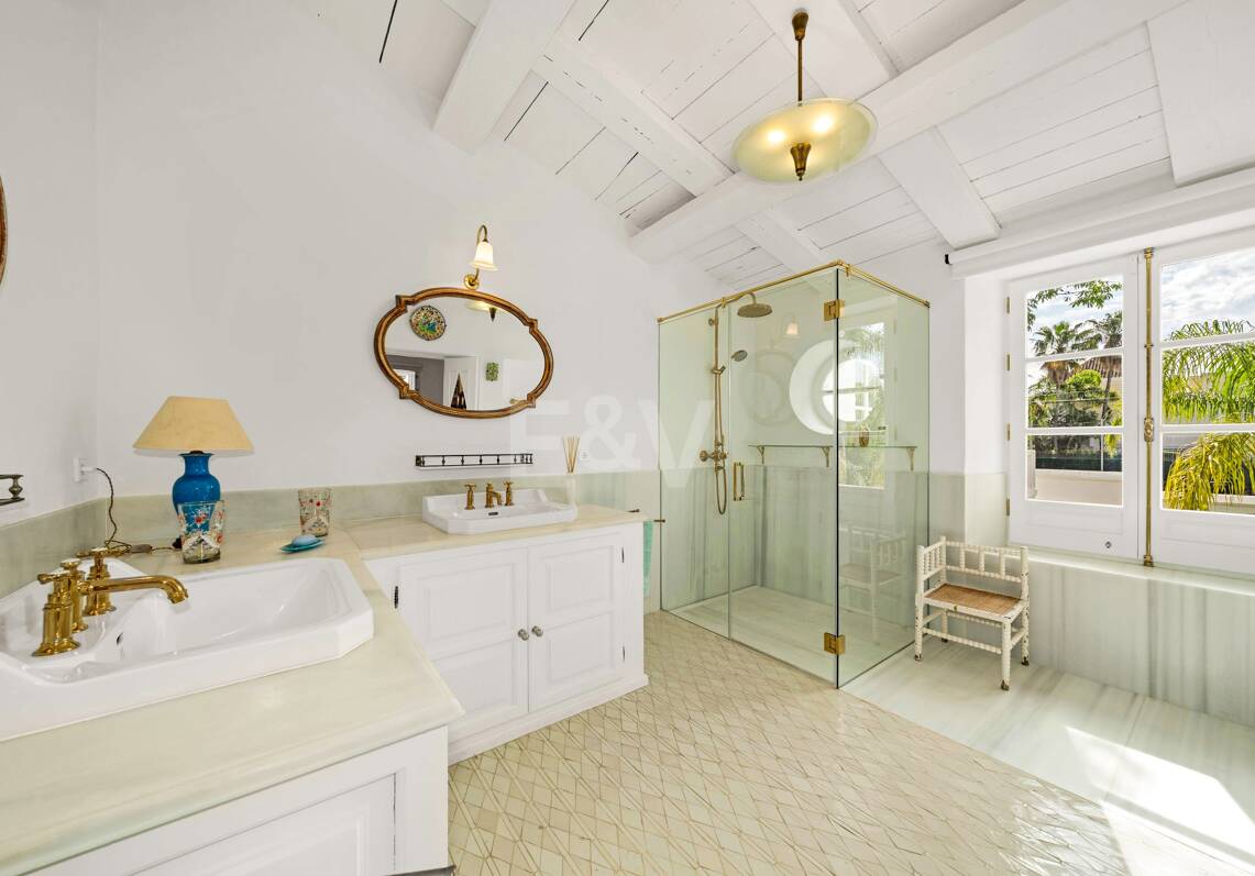 Villa de luxe exclusive en Sierra Blanca avec architecture coloniale et vue mer Méditerranée