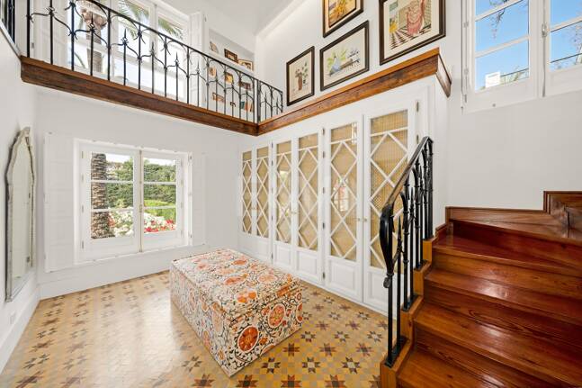 Exclusiva villa de lujo en Sierra Blanca con arquitectura colonial y vistas al mar Mediterráneo