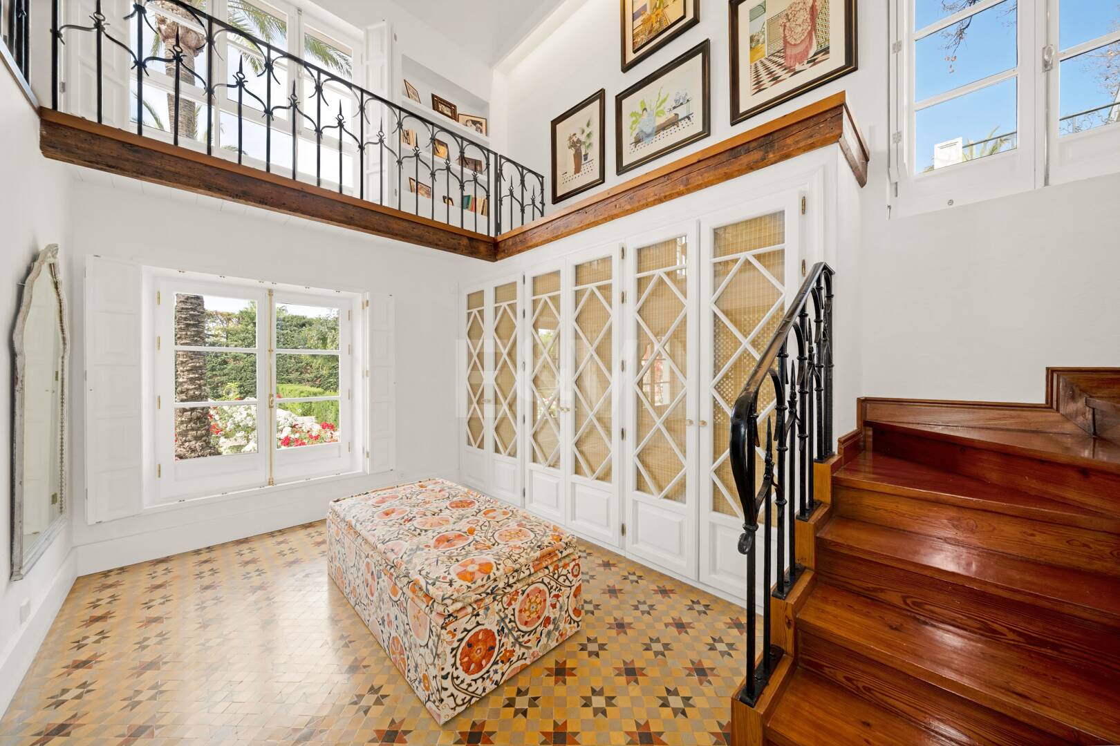 Exclusiva villa de lujo en Sierra Blanca con arquitectura colonial y vistas al mar Mediterráneo