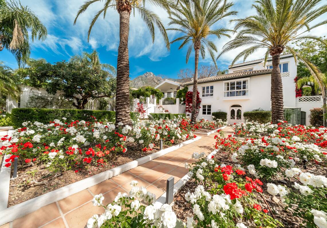 Villa de luxe exclusive en Sierra Blanca avec architecture coloniale et vue mer Méditerranée