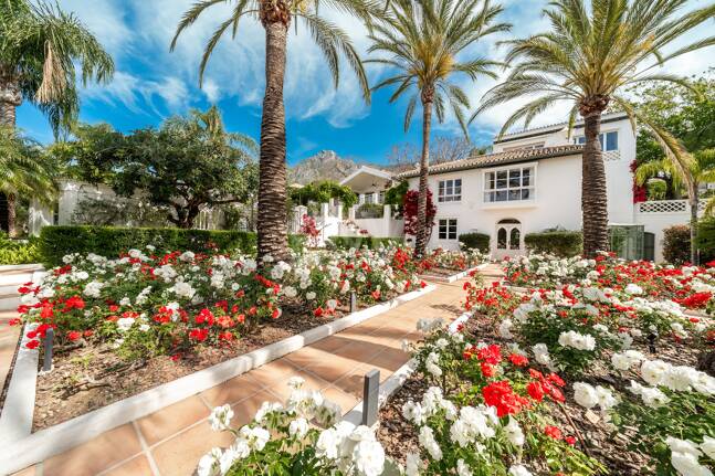 Exclusiva villa de lujo en Sierra Blanca con arquitectura colonial y vistas al mar Mediterráneo