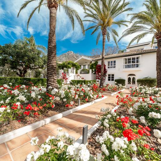 Exclusiva villa de lujo en Sierra Blanca con arquitectura colonial y vistas al mar Mediterráneo