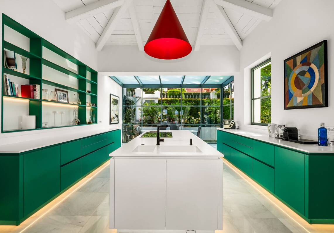 Villa de luxe exclusive en Sierra Blanca avec architecture coloniale et vue mer Méditerranée