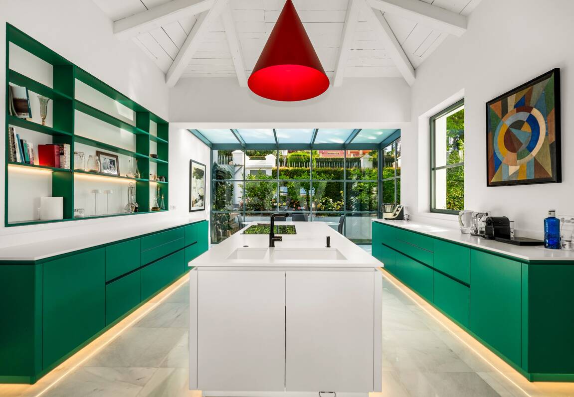 Exclusiva villa de lujo en Sierra Blanca con arquitectura colonial y vistas al mar Mediterráneo