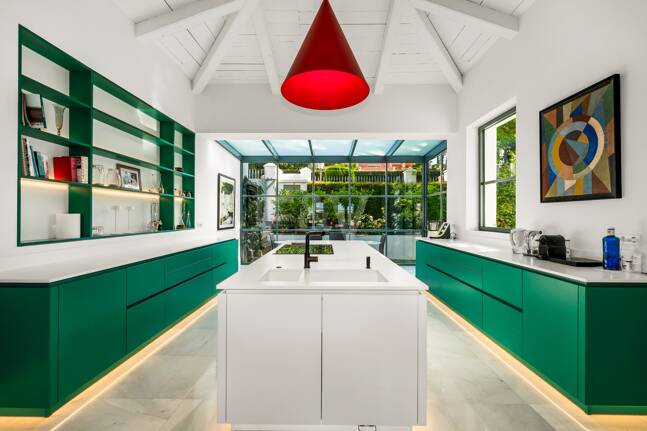 Exclusiva villa de lujo en Sierra Blanca con arquitectura colonial y vistas al mar Mediterráneo