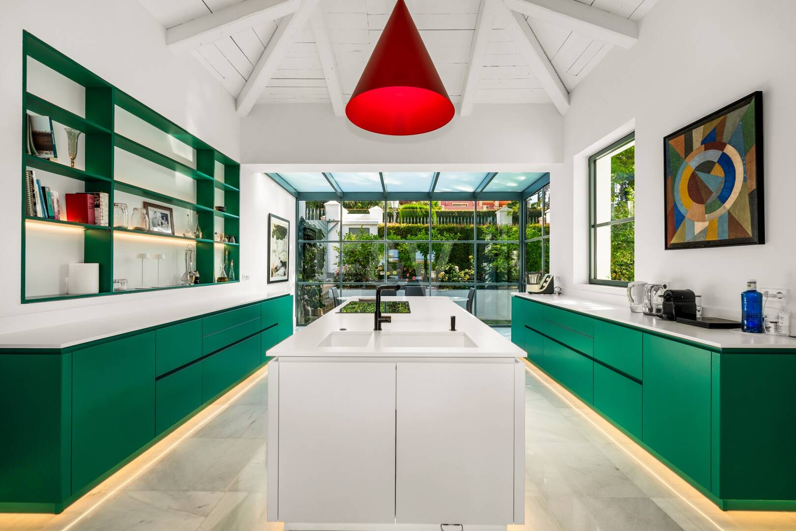 Exclusiva villa de lujo en Sierra Blanca con arquitectura colonial y vistas al mar Mediterráneo