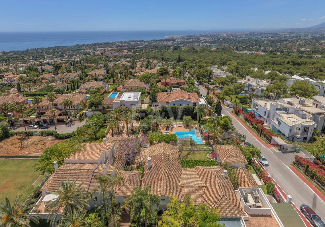 Villa de luxe exclusive en Sierra Blanca avec architecture coloniale et vue mer Méditerranée