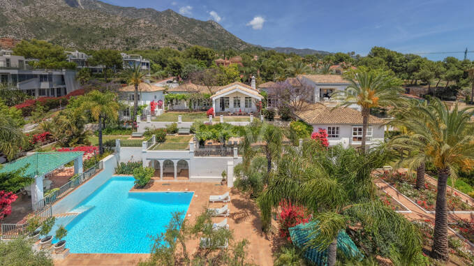 Exklusiv lyxvilla i Sierra Blanca med kolonial arkitektur och Medelhavsutsikt
