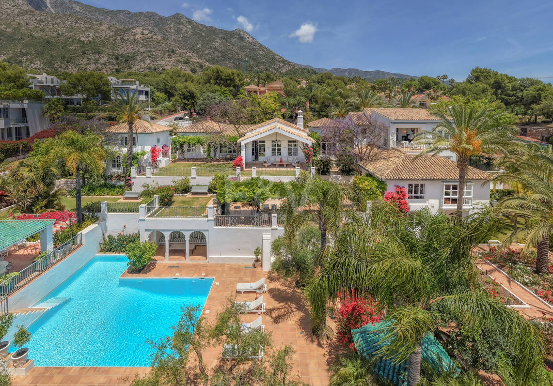 Villa de luxe exclusive en Sierra Blanca avec architecture coloniale et vue mer Méditerranée