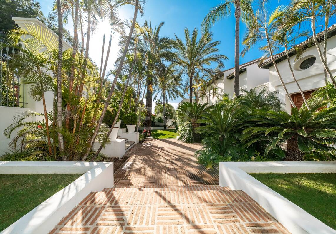 Villa de luxe exclusive en Sierra Blanca avec architecture coloniale et vue mer Méditerranée