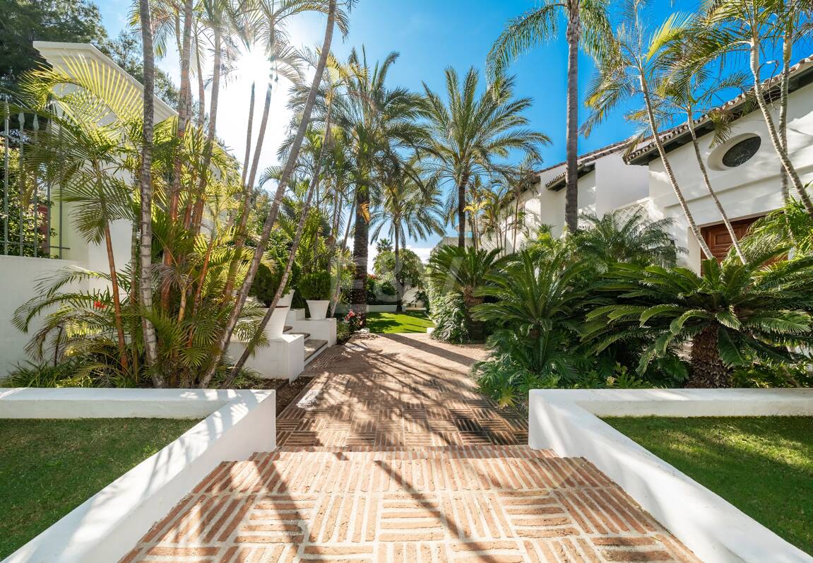 Exclusiva villa de lujo en Sierra Blanca con arquitectura colonial y vistas al mar Mediterráneo