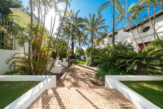 Exclusiva villa de lujo en Sierra Blanca con arquitectura colonial y vistas al mar Mediterráneo