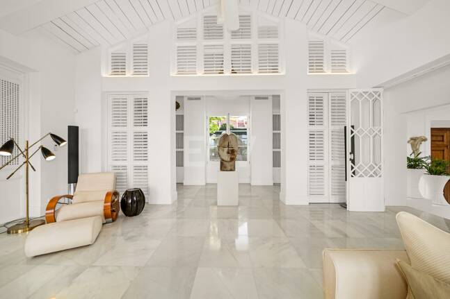 Exclusiva villa de lujo en Sierra Blanca con arquitectura colonial y vistas al mar Mediterráneo