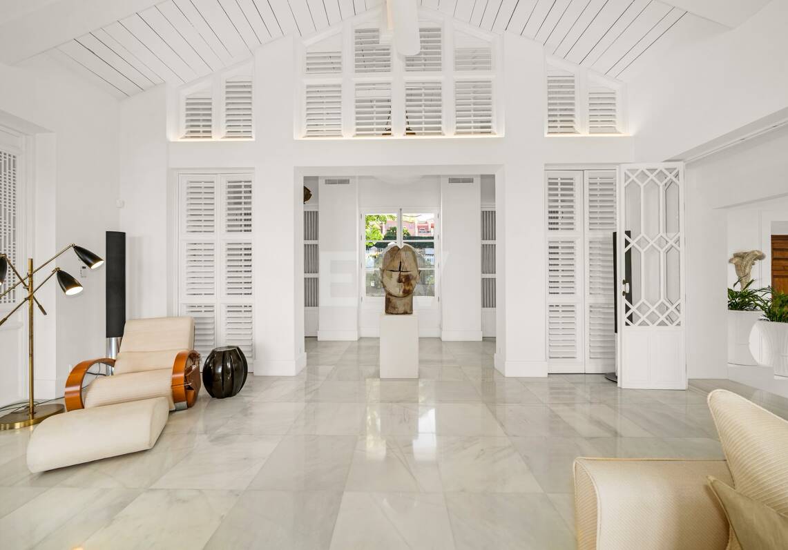 Villa de luxe exclusive en Sierra Blanca avec architecture coloniale et vue mer Méditerranée