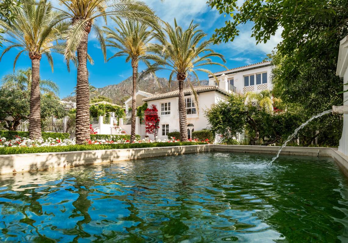 Villa de luxe exclusive en Sierra Blanca avec architecture coloniale et vue mer Méditerranée